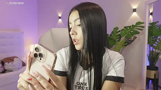 miagomezweb1 online show from November 22, 2025, 12:48 pm