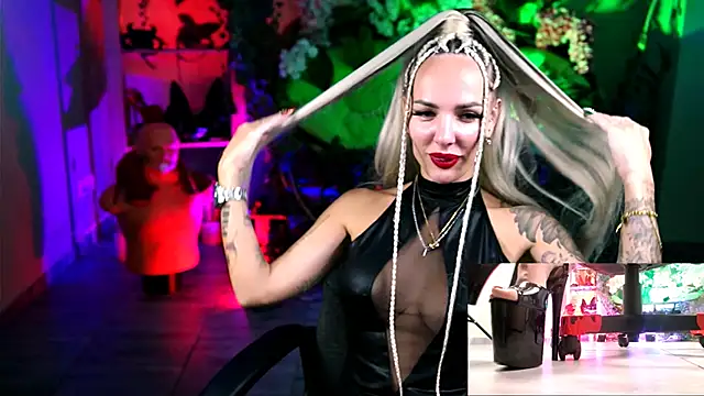 MonicaMaxwel online show from October 18, 2025, 11:01 am