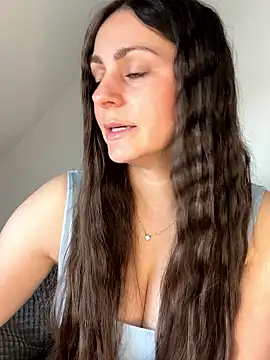 Loella-Rose online show from April 28, 2026, 7:02 am