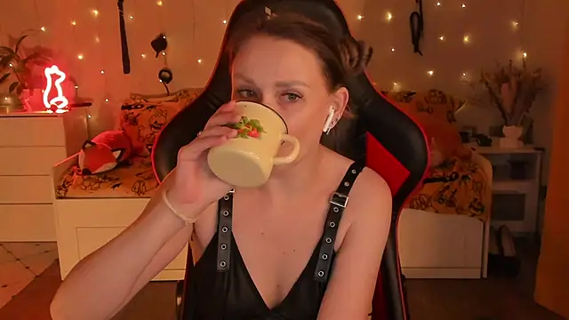 desperatehousewife   online show from October 6, 2025, 6:41 pm