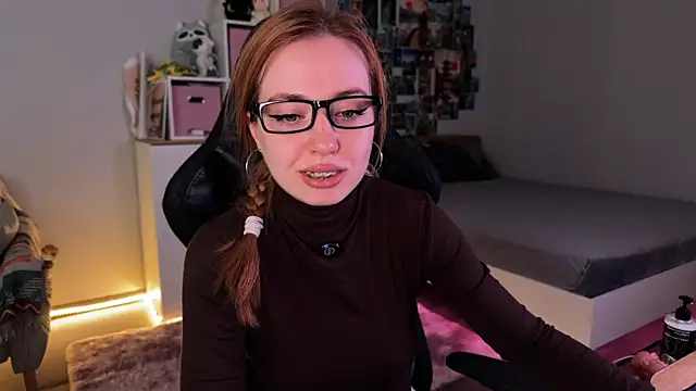 Snapshot of LinaWitch chatting on November 17, 2025, 6:17 am LinaWitch online show from November 17, 2025, 6:17 am