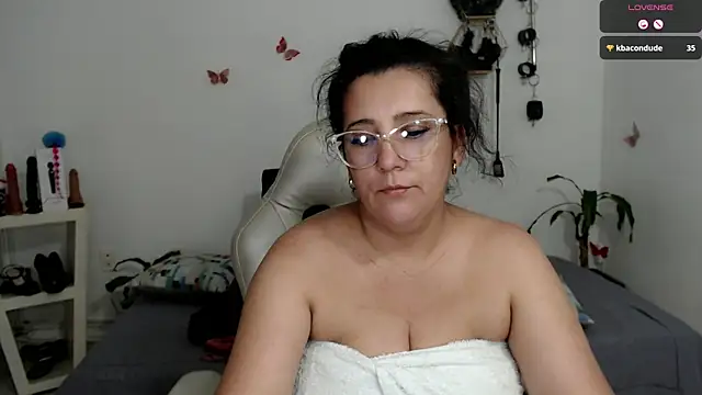 mom hot   online show from October 8, 2025, 9:04 pm