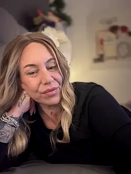 Snapshot of blondebitch2 chatting on November 10, 2025, 11:04 am blondebitch2 online show from November 10, 2025, 11:04 am