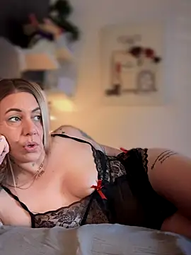 Snapshot of blondebitch2 chatting on September 29, 2025, 8:43 am blondebitch2 online show from September 29, 2025, 8:43 am