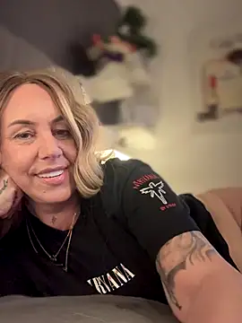 Snapshot of blondebitch2 chatting on November 15, 2025, 3:27 pm blondebitch2 online show from November 15, 2025, 3:27 pm