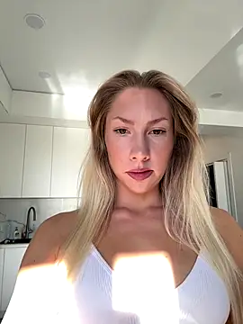 LuisaBecker online show from December 14, 2025, 9:48 am