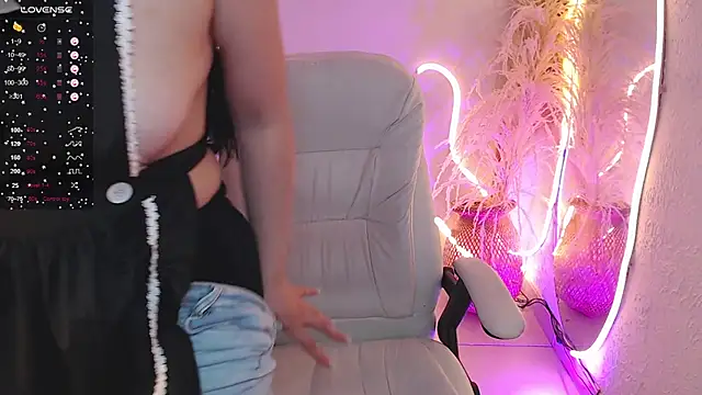 Snapshot of ViolettaHotLatin_ chatting on November 20, 2025, 12:39 pm ViolettaHotLatin online show from November 20, 2025, 12:39 pm