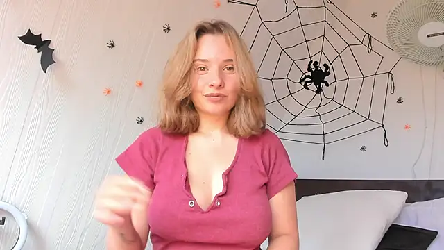 Snapshot of Sophy_Bunny chatting on October 16, 2025, 8:50 pm Sophy Bunny online show from October 16, 2025, 8:50 pm