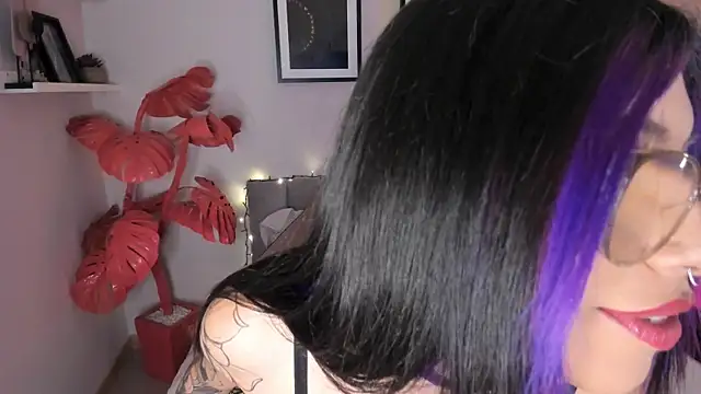 Snapshot of Violetta_Nur chatting on February 7, 2026, 10:07 pm Violetta Nur online show from February 7, 2026, 10:07 pm