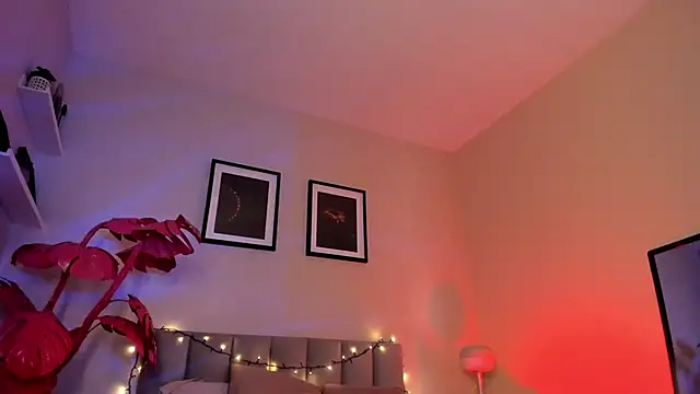 Snapshot of Violetta_Nur chatting on February 25, 2026, 9:25 pm Violetta Nur online show from February 25, 2026, 9:25 pm