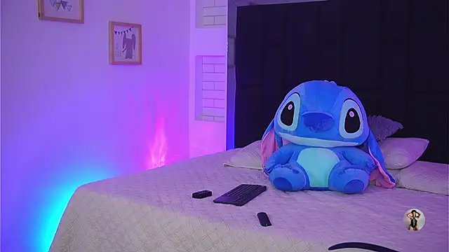 Marianamonroe  online show from April 13, 2026, 11:47 am