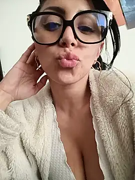 tiffani  love online show from June 27, 2026, 6:58 pm