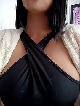 Snapshot of tiffani__love chatting on October 29, 2025, 6:40 pm tiffani love online show from October 29, 2025, 6:40 pm