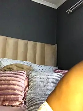 Nicole Liam  online show from October 19, 2025, 1:36 pm