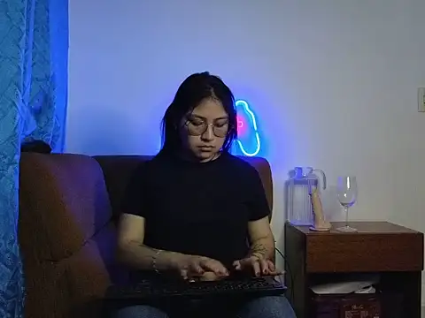 Snapshot of Caroll_Luna chatting on December 2, 2024, 4:15 am Caroll Luna online show from December 2, 2024, 4:15 am