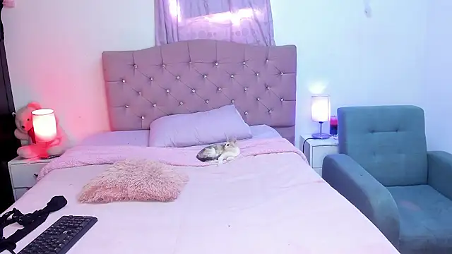 Latinabombsheell online show from February 9, 2026, 7:23 pm