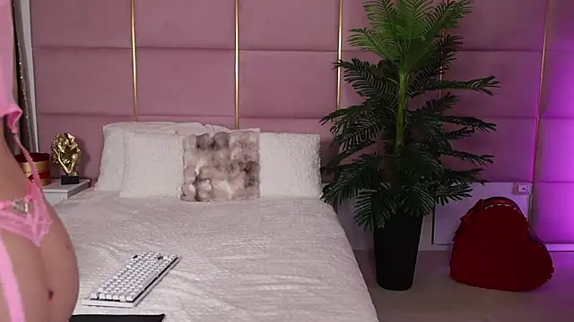 Elliblue online show from October 18, 2025, 7:38 pm