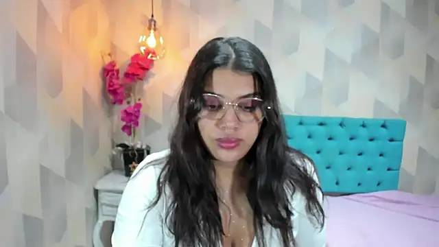 Snapshot of LindaBreeS chatting on July 1, 2026, 1:44 pm LindaBreeS online show from July 1, 2026, 1:44 pm
