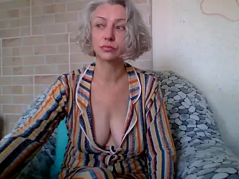Lorie Carrie online show from July 11, 2026, 8:36 am