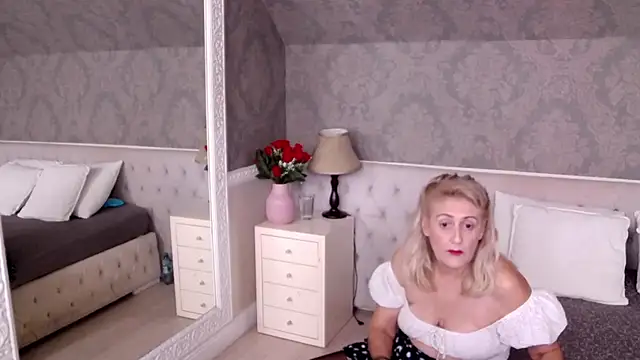 Snapshot of ElenaJuarez chatting on November 10, 2025, 6:02 pm ElenaJuarez online show from November 10, 2025, 6:02 pm