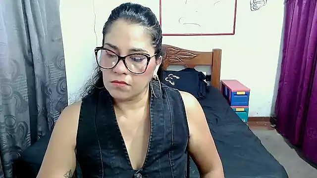 Mistresskloe01 online show from September 12, 2025, 12:27 pm