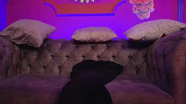 Julieta Russell online show from December 15, 2025, 11:27 am