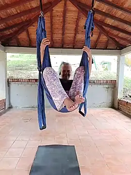 freyadevil333 online show from April 3, 2026, 8:04 pm