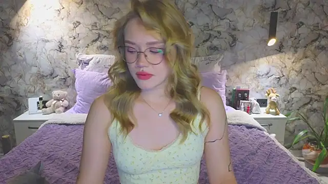 Snapshot of Aurora_Golden1 chatting on October 18, 2025, 5:15 pm Aurora Golden1 online show from October 18, 2025, 5:15 pm