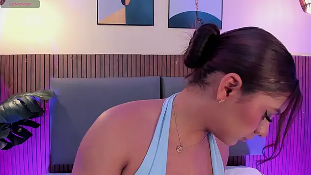 NicolleeEvanss online show from April 17, 2026, 11:24 am