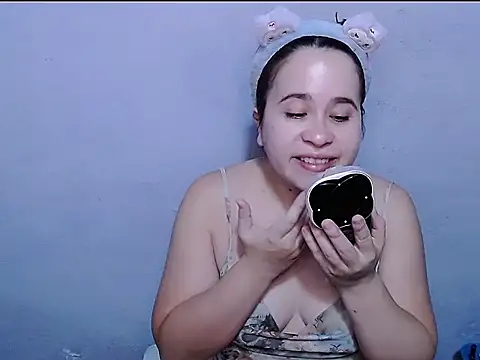SubLayla01 online show from May 18, 2026, 5:51 pm