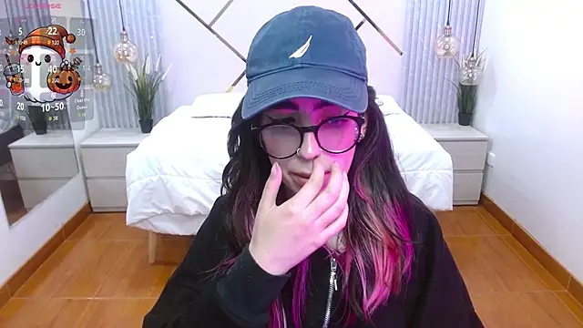 LenaRoses online show from October 18, 2025, 8:33 pm