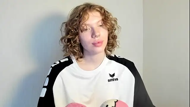 Snapshot of StellaDavis chatting on November 4, 2025, 8:18 am StellaDavis online show from November 4, 2025, 8:18 am