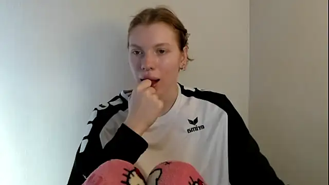 Snapshot of StellaDavis chatting on November 3, 2025, 9:46 am StellaDavis online show from November 3, 2025, 9:46 am