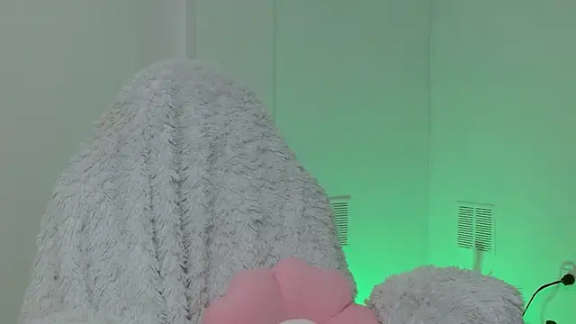 Snapshot of hantonella_ chatting on October 27, 2025, 12:39 pm hantonella online show from October 27, 2025, 12:39 pm