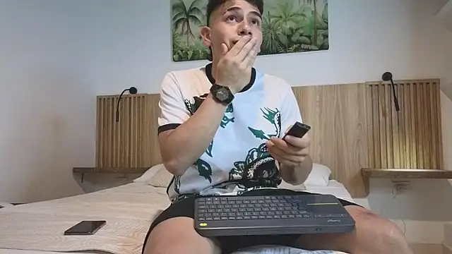 Snapshot of andrew_rose_ chatting on October 20, 2025, 10:32 pm andrew rose online show from October 20, 2025, 10:32 pm