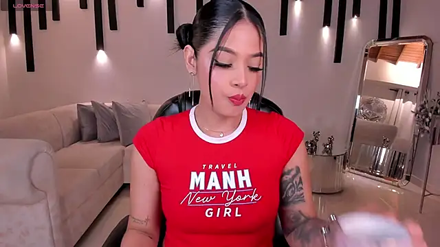 Snapshot of AlyssaDean chatting on October 10, 2025, 11:44 am AlyssaDean online show from October 10, 2025, 11:44 am