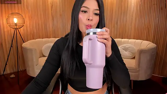 Snapshot of AlyssaDean chatting on October 17, 2025, 11:23 am AlyssaDean online show from October 17, 2025, 11:23 am