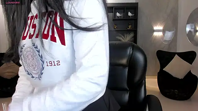 Snapshot of AlyssaDean chatting on October 29, 2025, 11:20 am AlyssaDean online show from October 29, 2025, 11:20 am