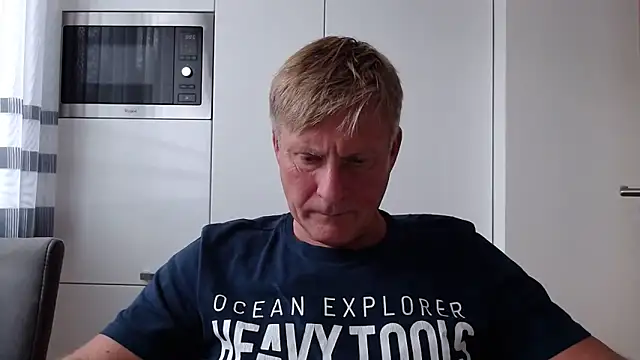 johnnym1 online show from October 1, 2025, 2:43 pm