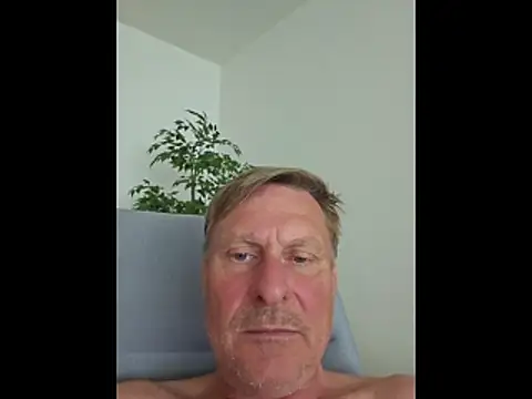 johnnym1 online show from May 13, 2026, 11:39 am
