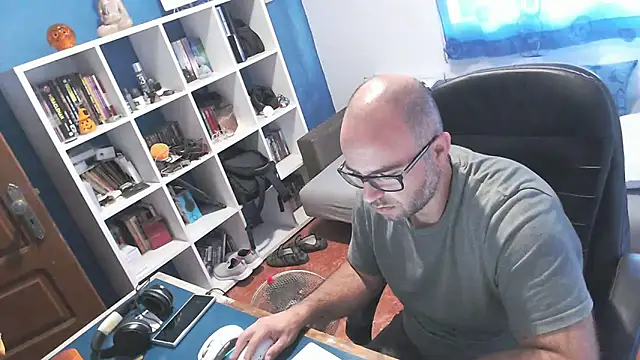 ravingr4d4 online show from October 13, 2025, 8:05 am