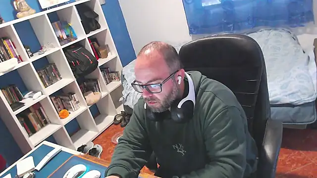 ravingr4d4 online show from February 17, 2026, 10:01 am