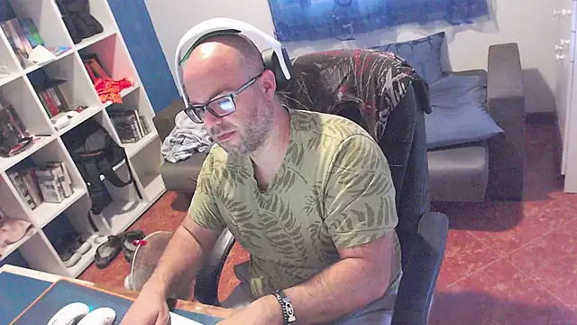 ravingr4d4 online show from May 26, 2026, 9:51 am