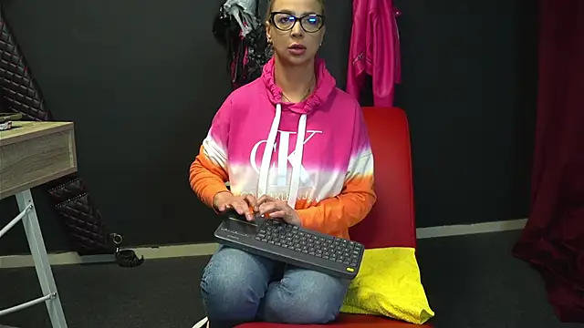 Snapshot of CelineConner chatting on October 10, 2025, 4:02 am CelineConner online show from October 10, 2025, 4:02 am