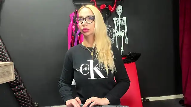 Snapshot of CelineConner chatting on November 10, 2025, 5:12 am CelineConner online show from November 10, 2025, 5:12 am