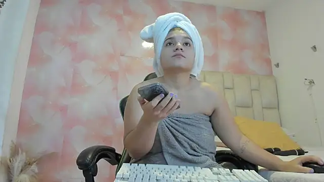 Snapshot of emily_lean_ chatting on June 19, 2026, 8:47 pm emily lean online show from June 19, 2026, 8:47 pm
