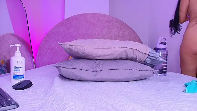 violett lo online show from December 19, 2025, 12:07 pm