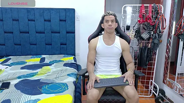 JoseRumbero26 online show from November 19, 2025, 12:10 am