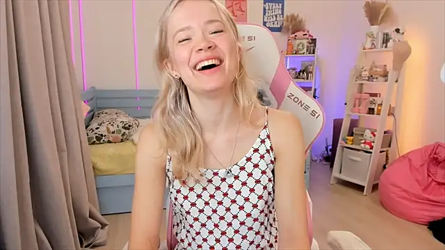 Lily Young online show from November 27, 2025, 5:52 am