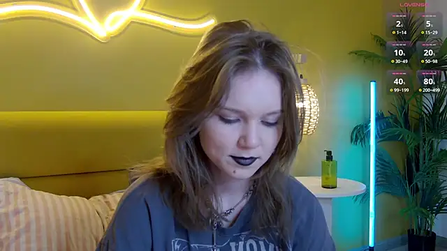 lessysweety online show from June 4, 2026, 3:33 am